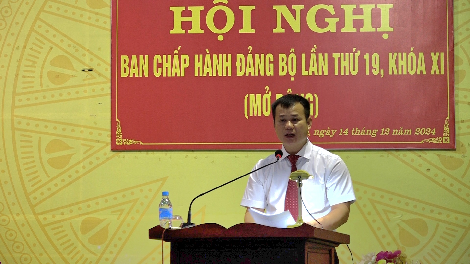 Đồng chí Đỗ Xuân Dũng – Phó Bí thư Huyện uỷ, Chủ tịch UBND huyện thông qua báo cáo chính trị thực hiện Nghị quyết năm 2024